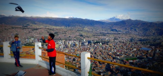 Kids flying kites above La Paz