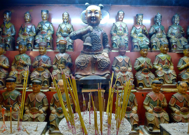 Homage and ancestral display in a Hong Kong neighborhood temple