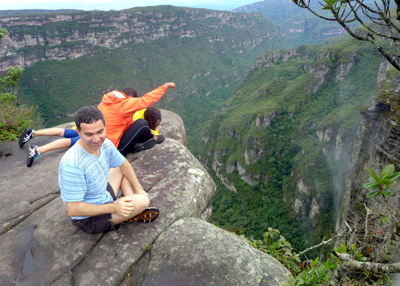 At the rim overlooking Smokestack Waterfall with the deep Vale do Capão beneath us.