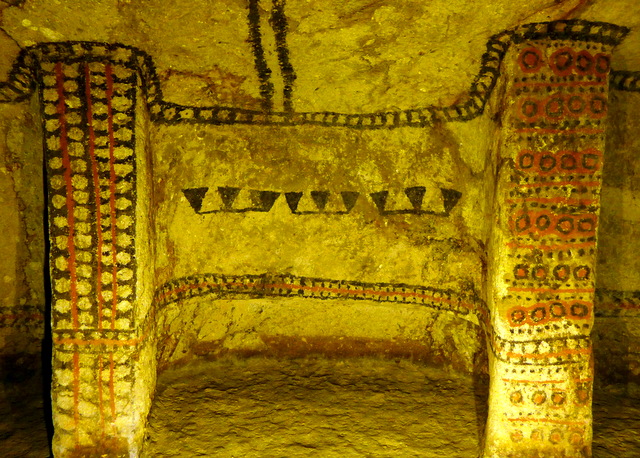 Fortunately the striking wall paintings of the Tierradentro tombs remain after heavy plundering of the grave artifacts