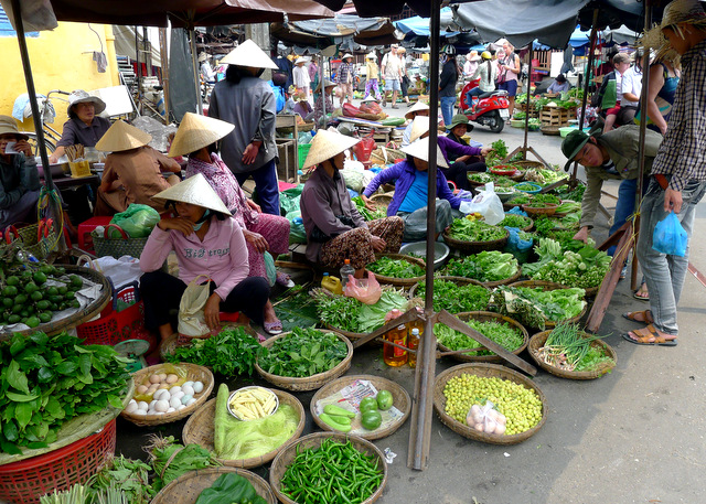 Free-wheeling Market Economy: anything goes in Hoi An\'s riverside market